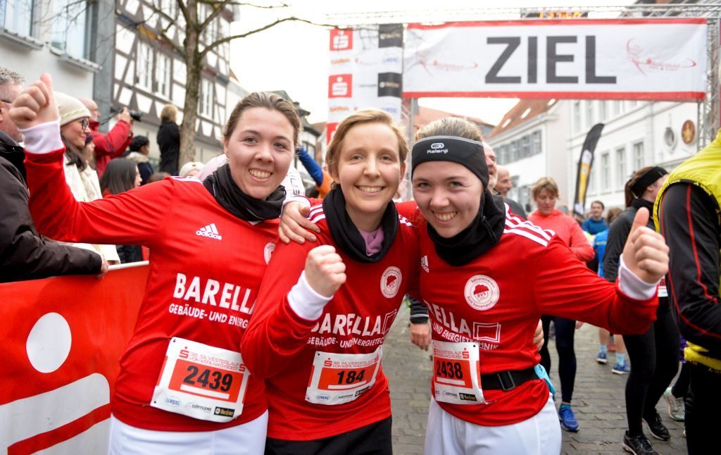 Läuferinnen vom BV Bad Sassendorf. Zieleinlauf in Soest. Silvesterlauf Werl - Soest 2019. Foto: Thomas Nitsche -Honorarpflichtig: copyright by Thomas Nitsche, Wulfs Appelhof 13, 59457 Werl, 0171/3100766 - Sparkasse Werl. IBAN: DE11 4145 0075 0002 9282 32, BIC: WELADED1SOS