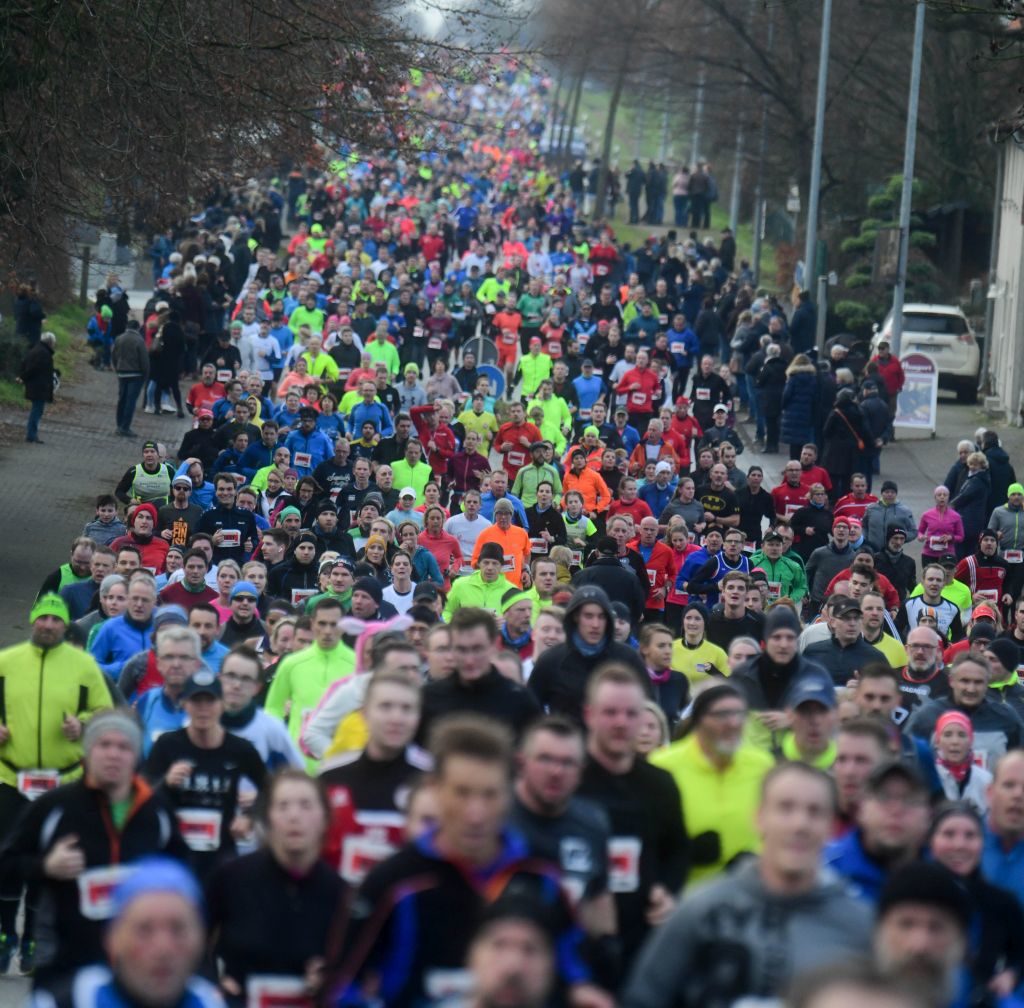 Auf der Strecke in Ostönnen. Silvesterlauf Werl - Soest 2019. Foto: Thomas Nitsche -Honorarpflichtig: copyright by Thomas Nitsche, Wulfs Appelhof 13, 59457 Werl, 0171/3100766 - Sparkasse Werl. IBAN: DE11 4145 0075 0002 9282 32, BIC: WELADED1SOS